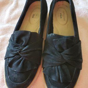 Clarks size 9 black casual shoes with knot on top.
